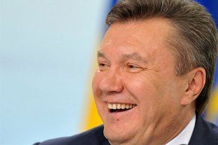 Янукович вернулся в Украину с краденной картиной
