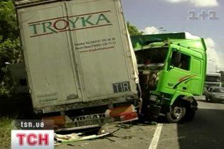 У Києві зіткнулися п'ять легкових автомобілів, дві фури та бетономішалка