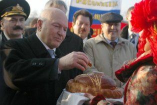 Регионалы проследят за Лужковым, чтобы он не плюнул в дружескую руку