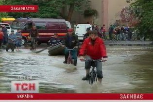 Закарпаття затопило через засмічені стічні канави