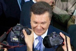 Янукович покатався в метро, відкрив три нові станції та естакаду