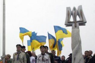 Вандалы разбили Герб Украины на Говерле