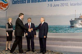 Янукович призвал строить через Украину новые газопроводы