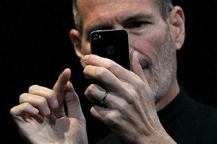 Стив Джобс посоветовал левшам не держать iPhone 4 левой рукой