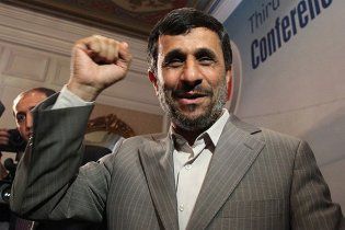 Ахмадинежад встал на защиту "проститутки Карлы Бруни"