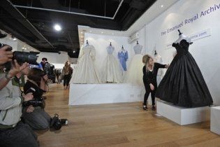Знаменитое черное платье леди Дианы ушло с молотка за 276 тысяч