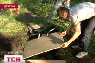 На Донеччині лікують депресію, поховавши себе живцем