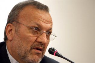 Главу иранского МИДа забросали яйцами