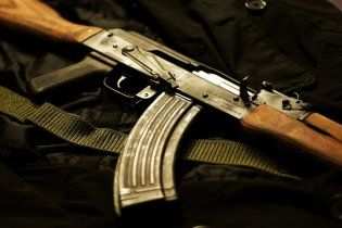 СМИ: во Львовском институте МВД торговали "Калашами" по 500 долларов