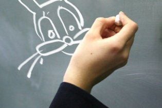 Школярка потрапила до суду через намальованого на дошці зайця