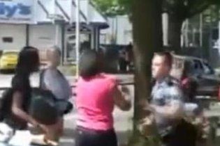 У США білий поліцейський побив негритянку за неправильний перехід дороги