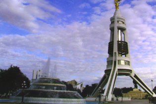 В Ашхабаді почався демонтаж гігантського пам'ятника Туркменбаші