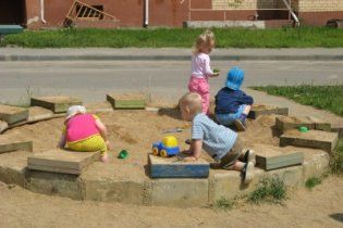 У Криму чоловік зарізав хлопчика, який грався в пісочниці