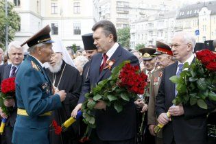 Янукович поклав квіти до Могили Невідомого солдата