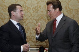 "Инновационный" визит в США Медведев начал в гостях у Шварценеггера