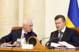 Янукович і Азаров майже однаково привітали матерів
