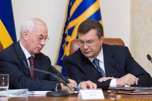 МВФ поверил в Януковича и Азарова