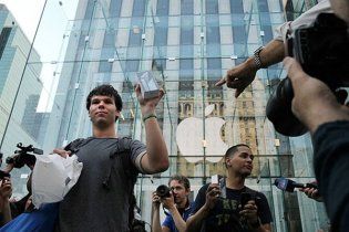 За новим iPhone вишикувалися кілометрові черги