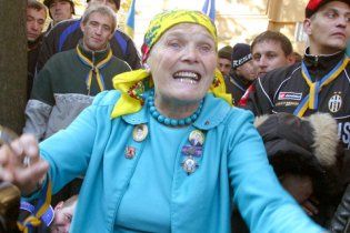 Под администрацию Януковича пришли националисты и баба Параска