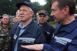 Азаров взяв під опіку село