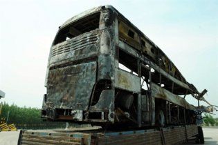 В Китае переполненный автобус упал со скалы