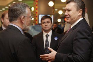 Янукович довірив Табачнику створення українських електронних підручників