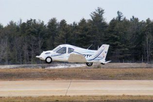 Американцы начали производить летающие автомобили (видео)