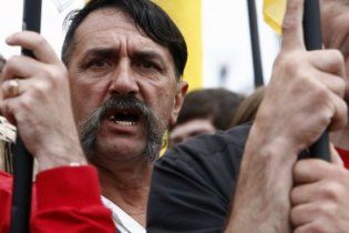Біля Адміністрації президента зібрались мітингувальники на захист Макаренка