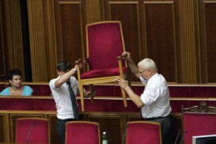 БЮТ заблокував парламентську трибуну