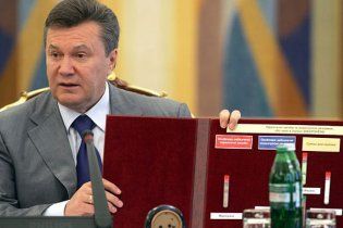 Янукович принес на совещание кокаин, купленный в интернете