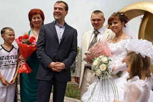 Медведев стал свидетелем на трех свадьбах