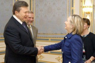 Янукович запевнив Клінтон, що Україна і надалі співпрацюватиме з НАТО