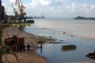 На Дунаї перекинулися дві навантажені баржі з рудою