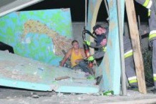 ДТП под Киевом: Фольксваген обвалил на людей остановку