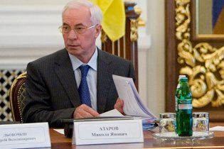 Азаров зірве покупку 1300 службових авто для чиновників
