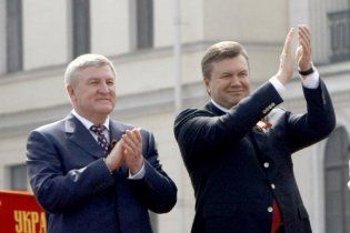 Янукович "помиловал" министра обороны