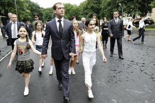 Дмитрий Медведев станцевал под дождем
