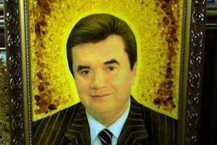 В Житомирі портрети Януковича з бурштину продають за 1700 гривень