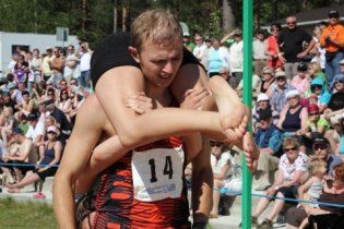 У Фінляндії пройшов чемпіонат з перенесення дружин