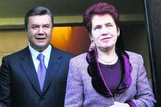 Янукович подписал закон, которым муж признан "близким родственником"