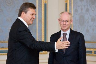 Янукович заплутався у слові "вувузела"