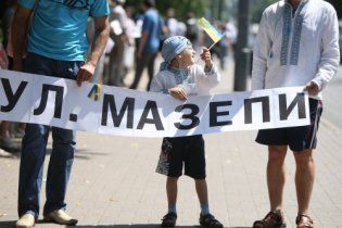 В центре Киеве митингующие создали "живую цепь"