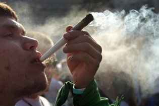 Американець поскаржився поліції, що викурив огидну марихуану