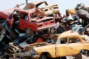 Київ перетворюють на цвинтар старих автомобілів