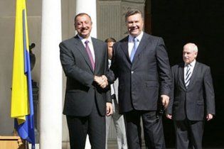 Новый конфуз: Янукович принимал президентов на фоне перевернутого флага