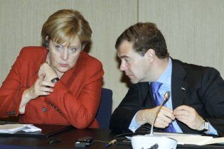 Медведев убедил Европу, что "эпоха великодержавного Путина" закончилась