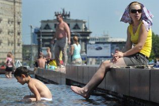 У 37-градусну спеку в Москві включили опалення