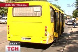 На Дніпропетровщині дівчина випала з маршрутки і загинула під її колесами