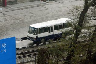 В Китае переполненный автобус упал в реку