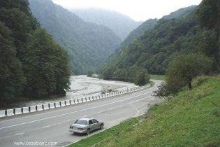 У Південній Осетії автобус зірвався у прірву: 11 загиблих